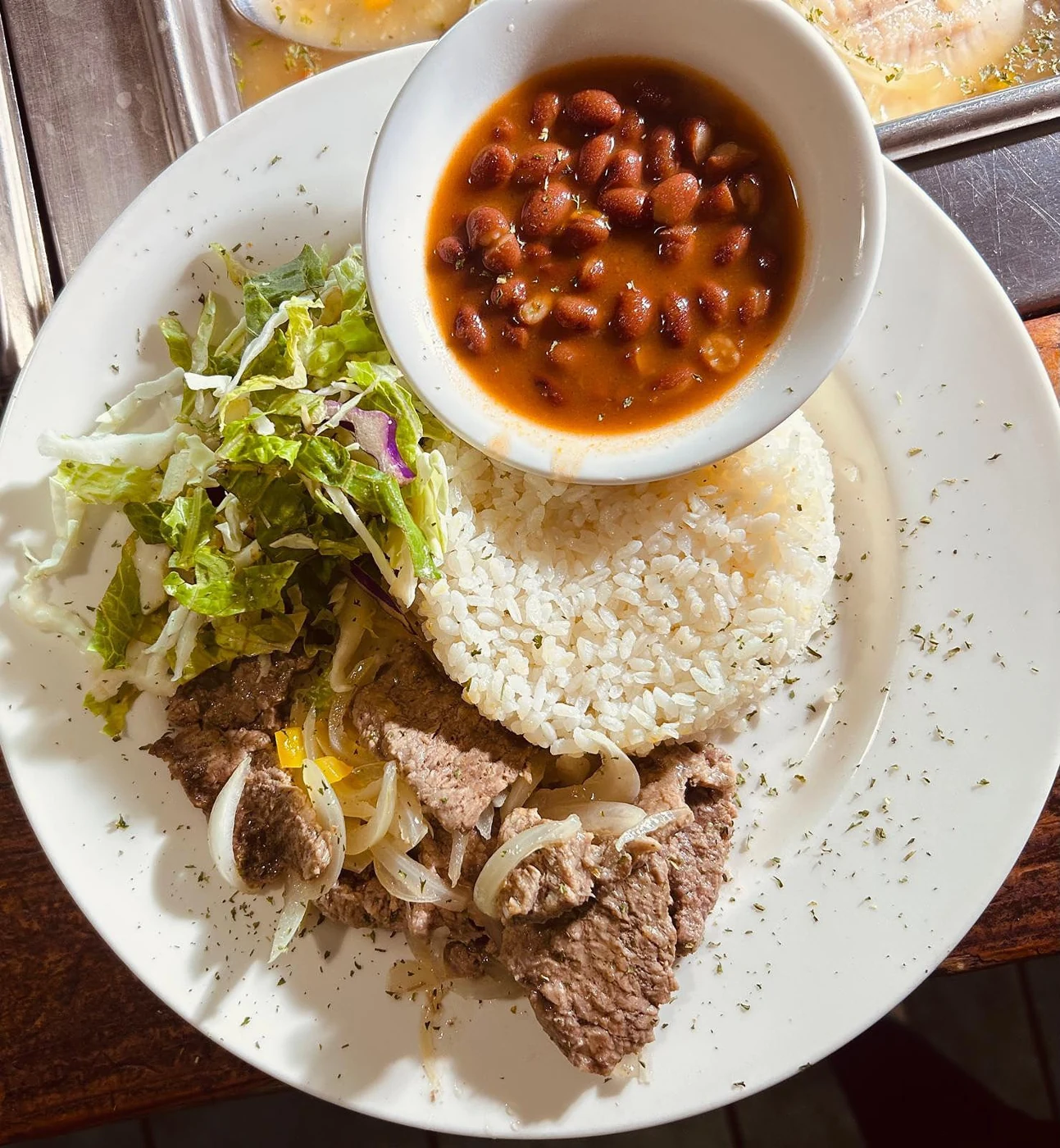 Arroz blanco, habichuelas y carne con cebolla