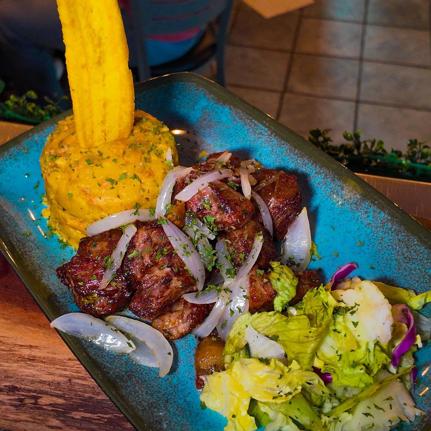Carne encebollada con mofongo y ensalada