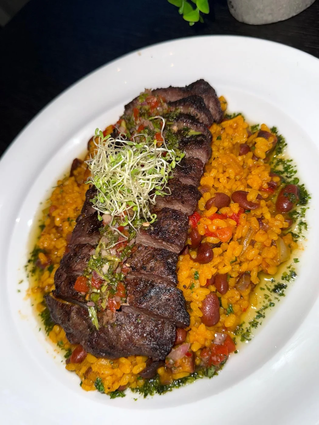 Churrasco sobre arroz con vegetales